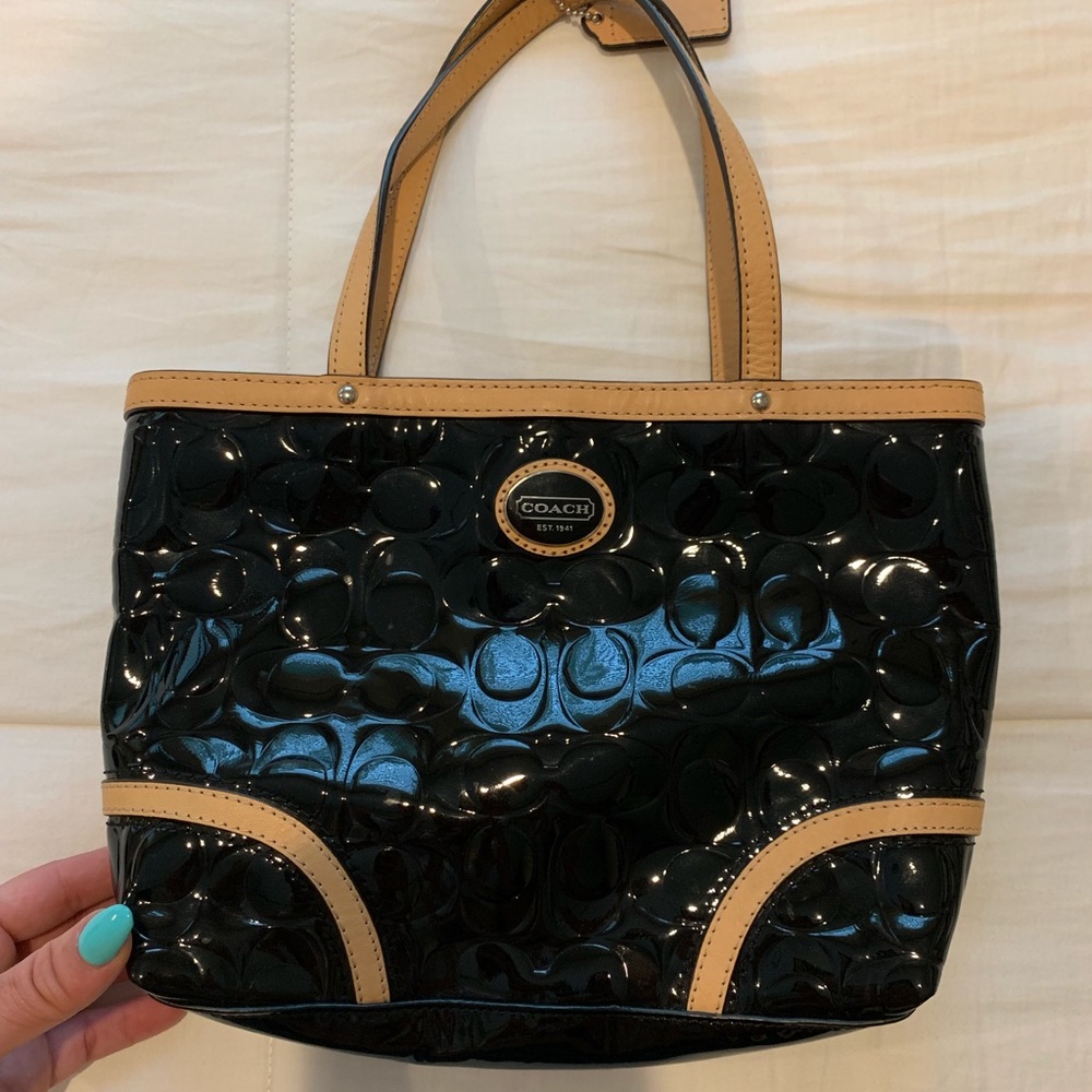 shiny black coach purse🌟